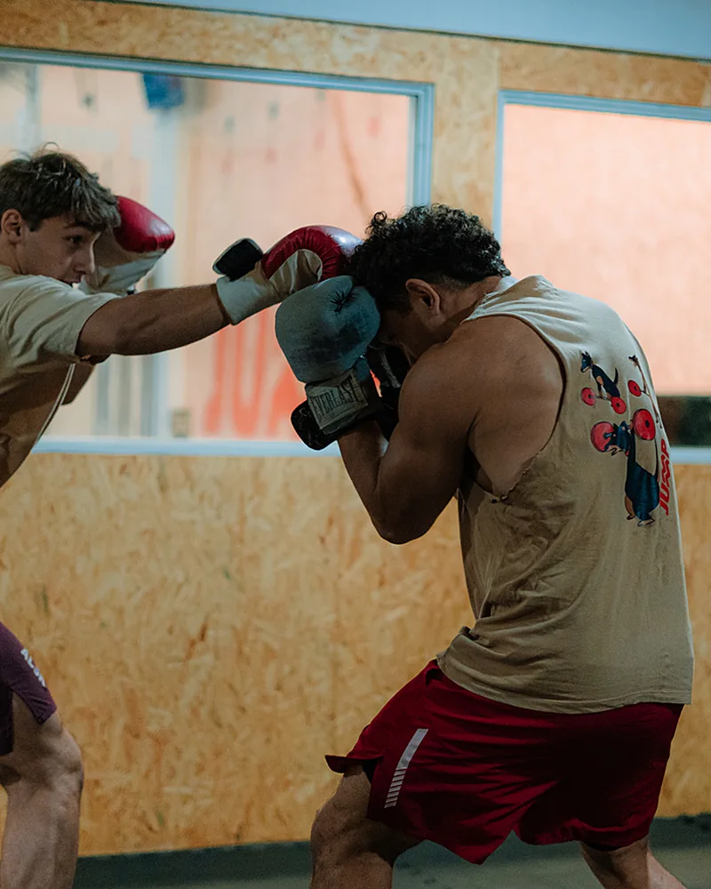 Clase de Muay Thai en JUMMP con la pared de zigzag naranja y azul
