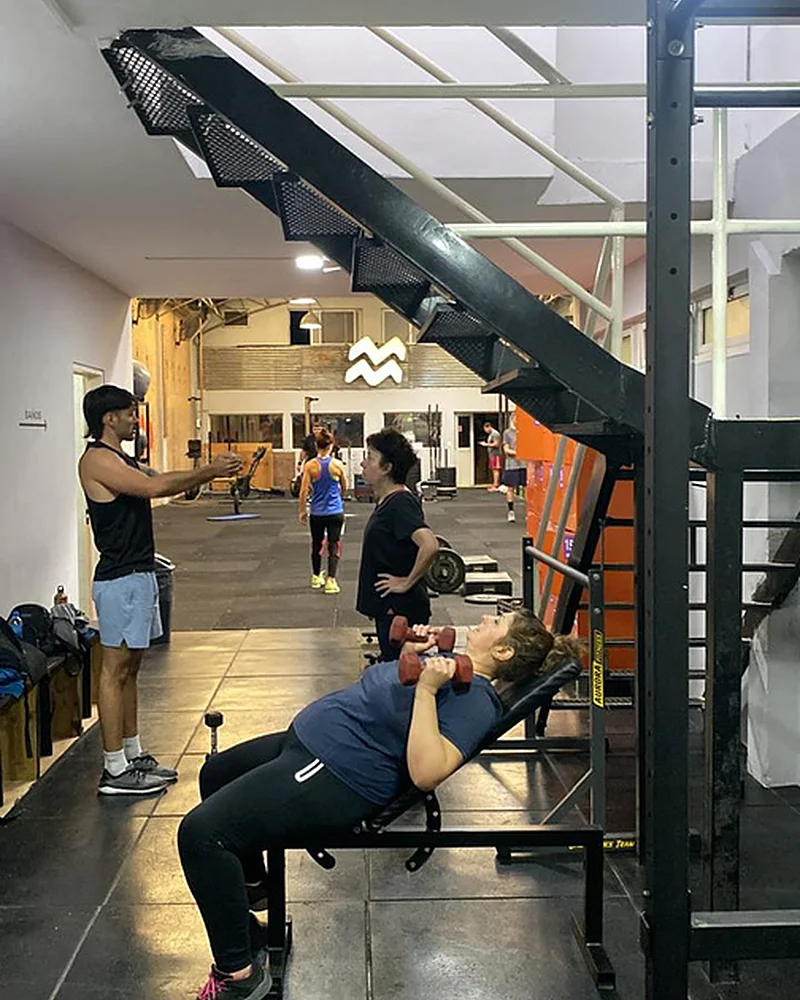 La sala de JUMMP con racks, barras y el logo en la pared